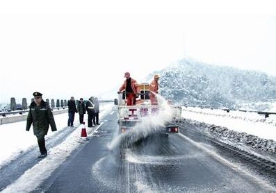 樹枝渣等深色防滑物質(zhì)代替融雪劑鋪在地面上增大磨擦